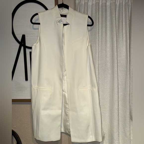 Mark. Elegant White Sleeveless Coat - Picture 2 of 6